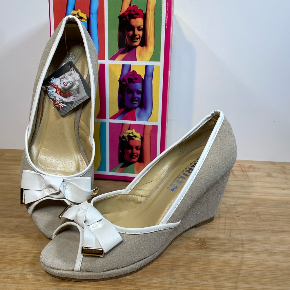 Elegant Beige Wedge Heels with Bow Accent